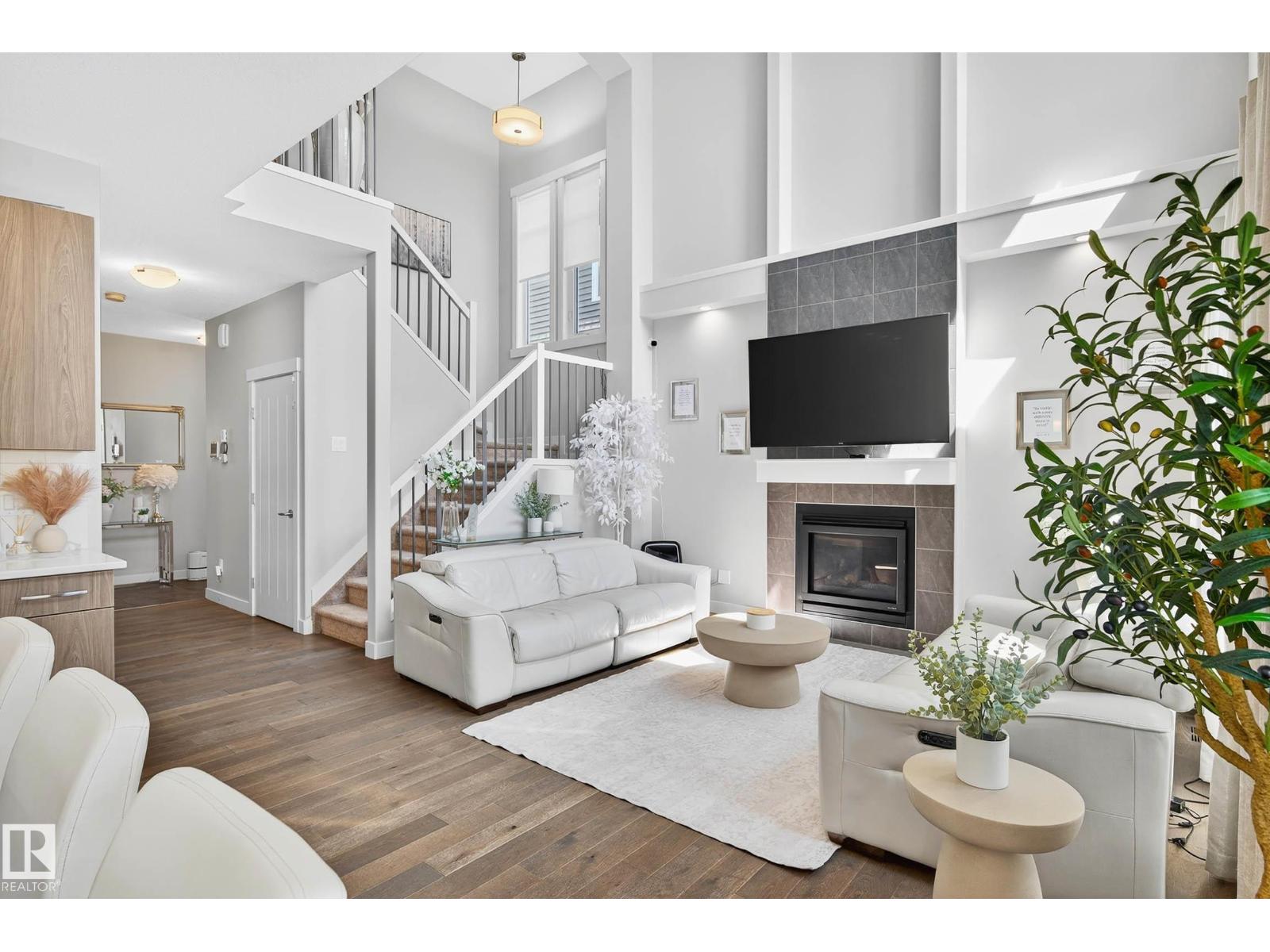 5915 19 Av Sw, Edmonton, Alberta  T6X 2A2 - Photo 2 - E4456233