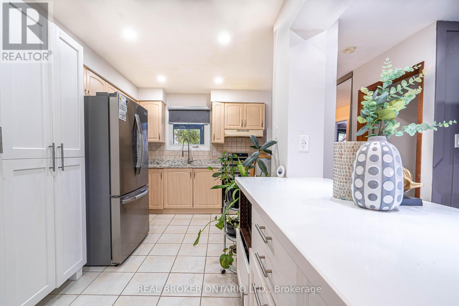 27 Kingswood Drive, Brampton, Ontario  L6V 2X5 - Photo 10 - W12520518