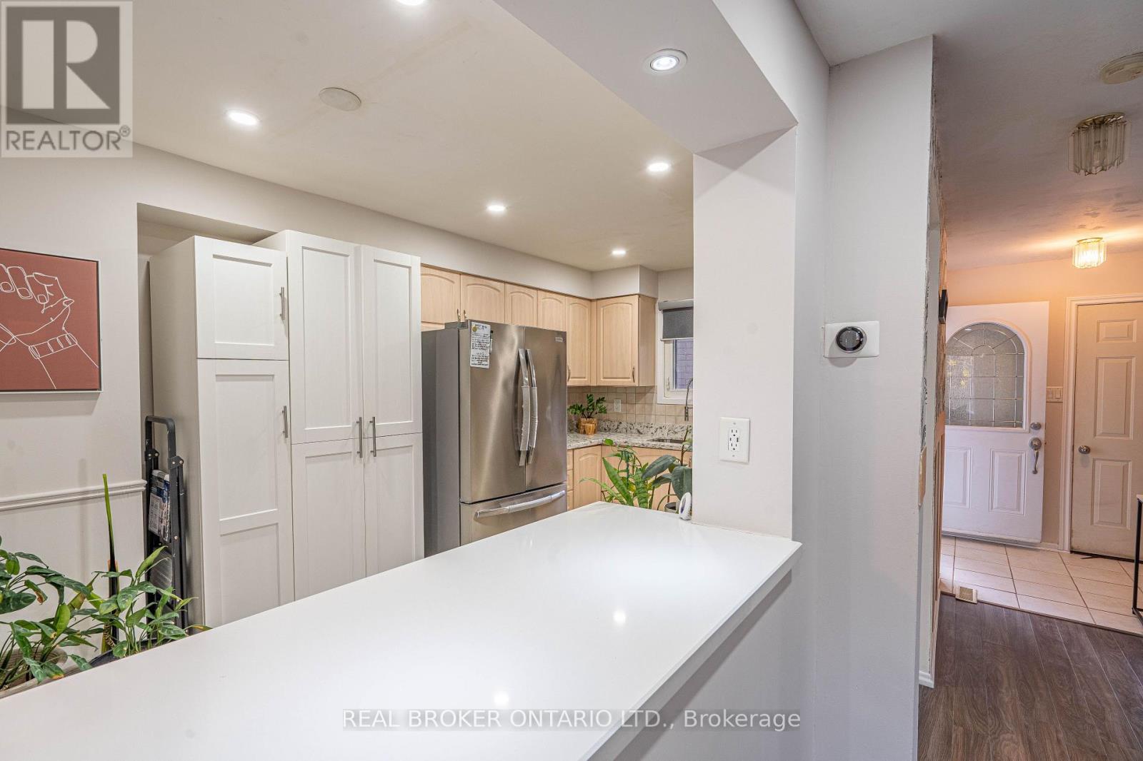 27 Kingswood Drive, Brampton, Ontario  L6V 2X5 - Photo 11 - W12520518