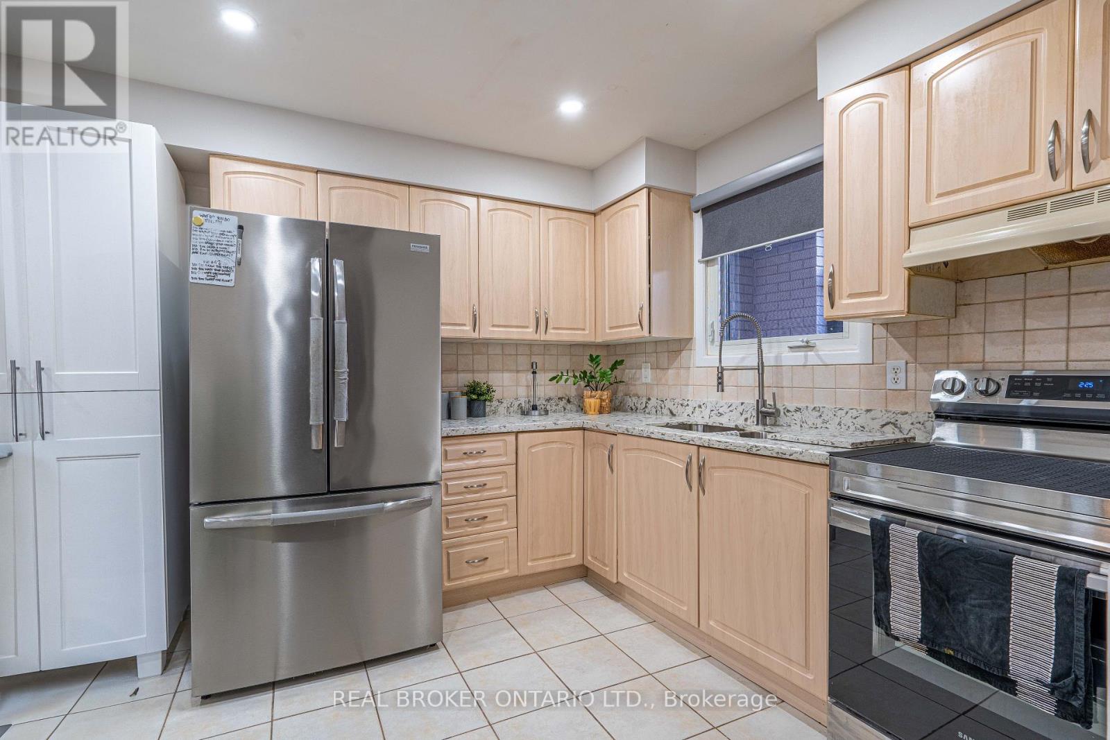 27 Kingswood Drive, Brampton, Ontario  L6V 2X5 - Photo 12 - W12520518