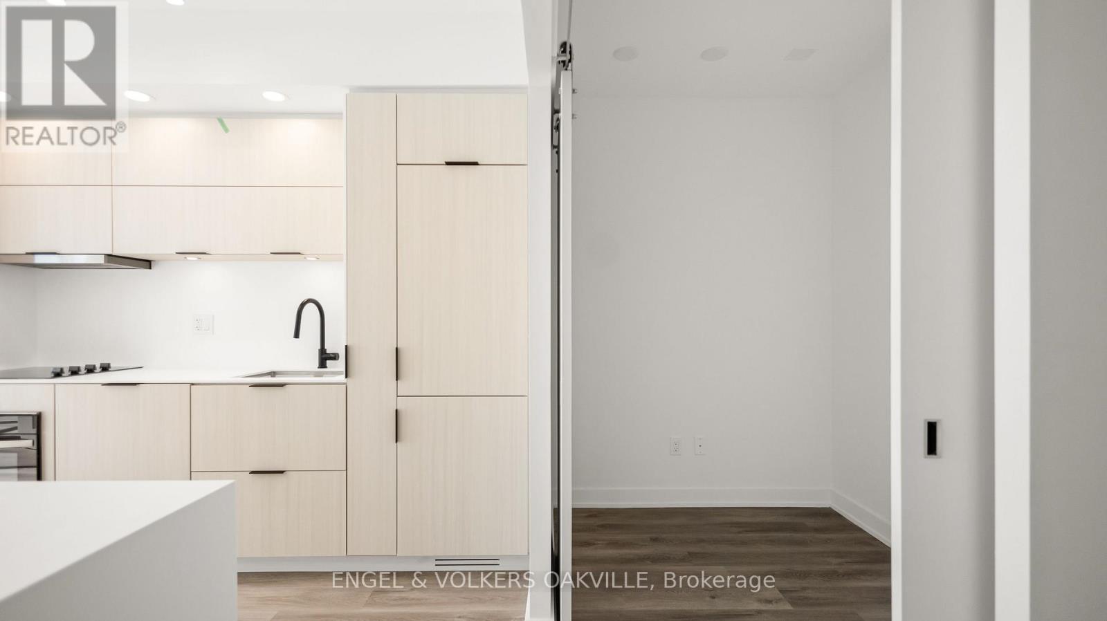 905 - 370 Martha Street, Burlington, Ontario  L7R 0G9 - Photo 10 - W12520524