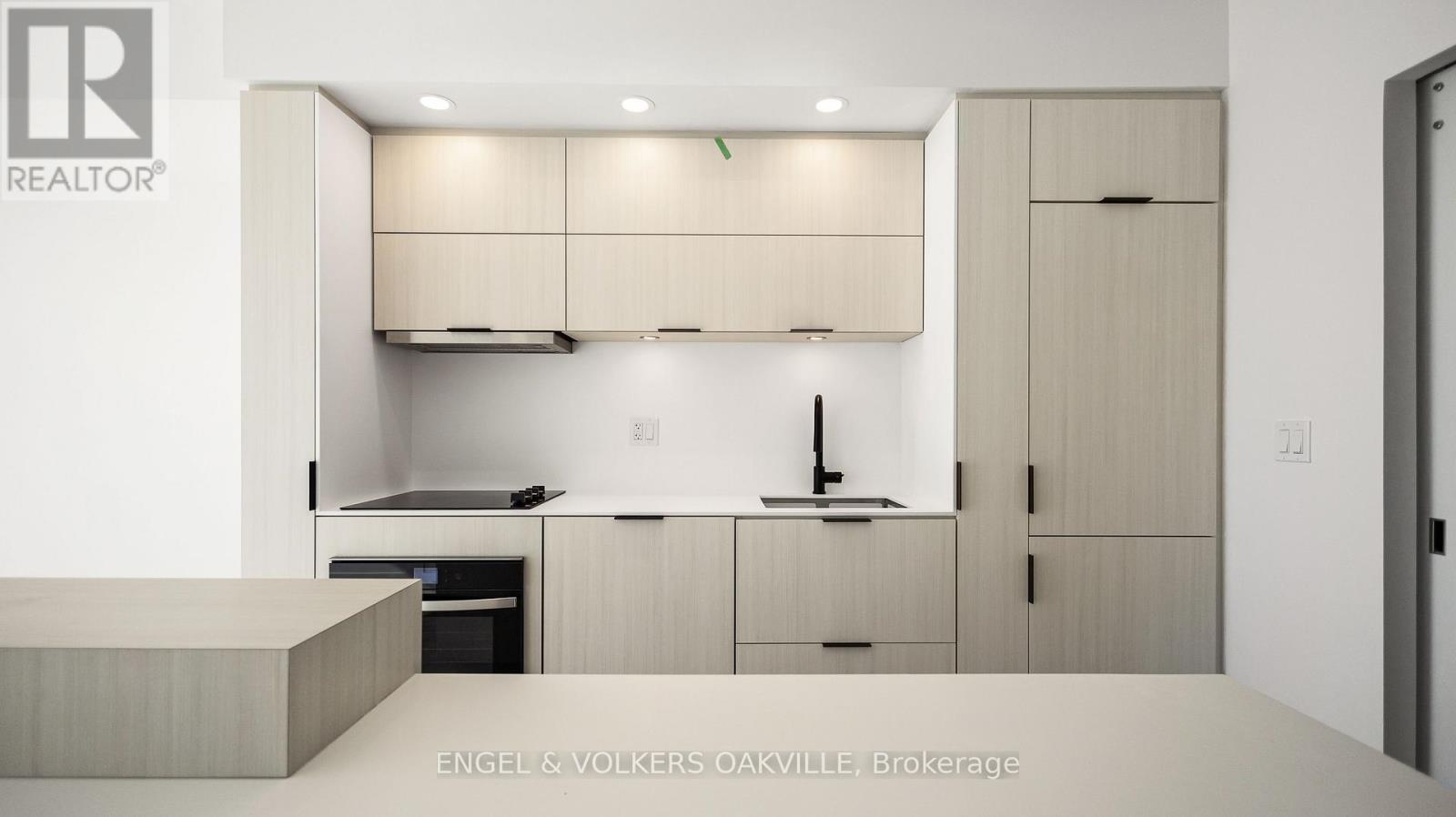 905 - 370 Martha Street, Burlington, Ontario  L7R 0G9 - Photo 11 - W12520524