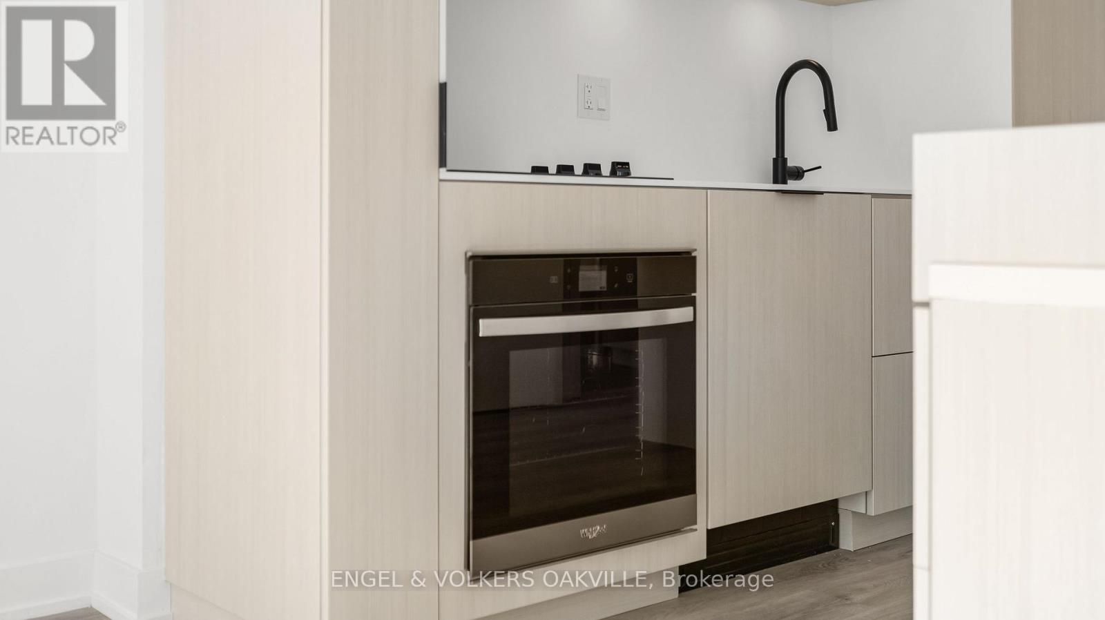 905 - 370 Martha Street, Burlington, Ontario  L7R 0G9 - Photo 7 - W12520524