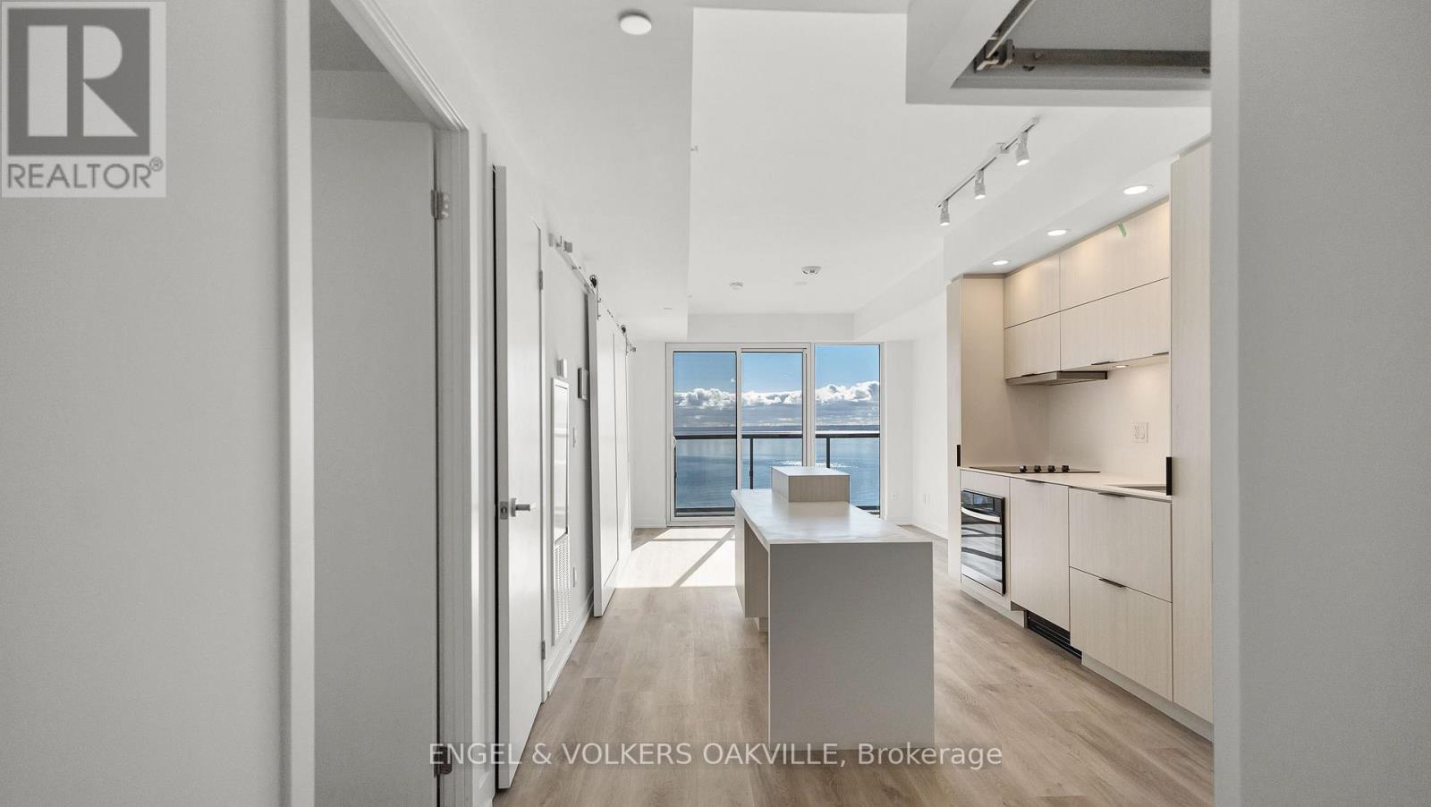 905 - 370 Martha Street, Burlington, Ontario  L7R 0G9 - Photo 8 - W12520524