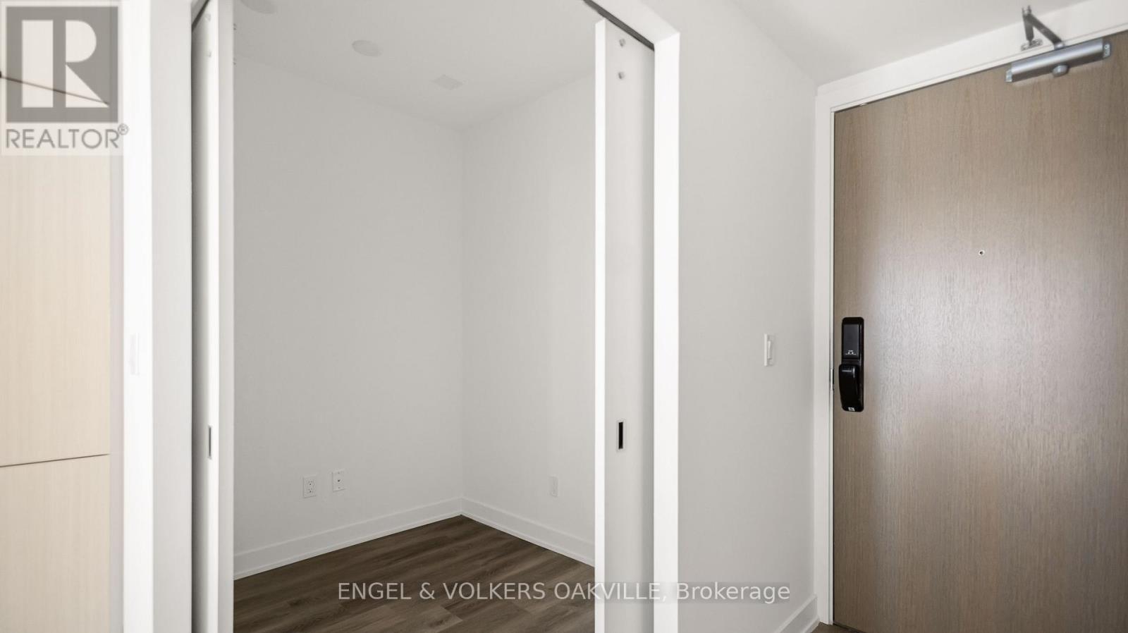 905 - 370 Martha Street, Burlington, Ontario  L7R 0G9 - Photo 9 - W12520524