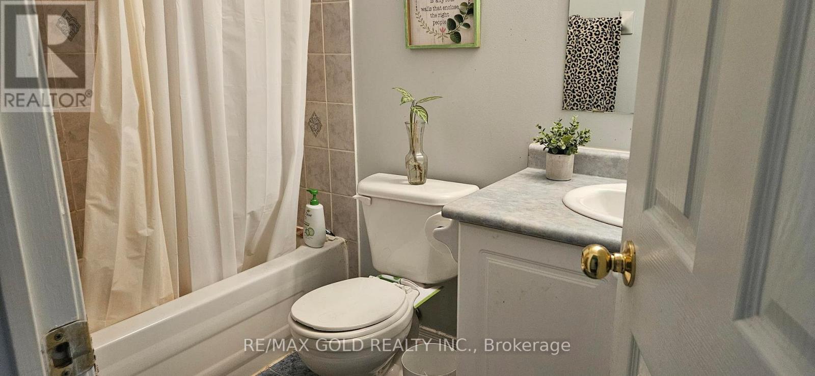 69 Milkweed Crescent, Brampton, Ontario L7A 2G5 - Photo 8 - W12519974