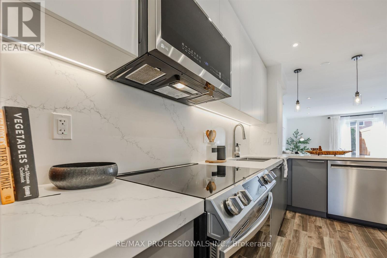 760 Rhodes Avenue, Toronto, Ontario  M4J 4X6 - Photo 7 - E12520562