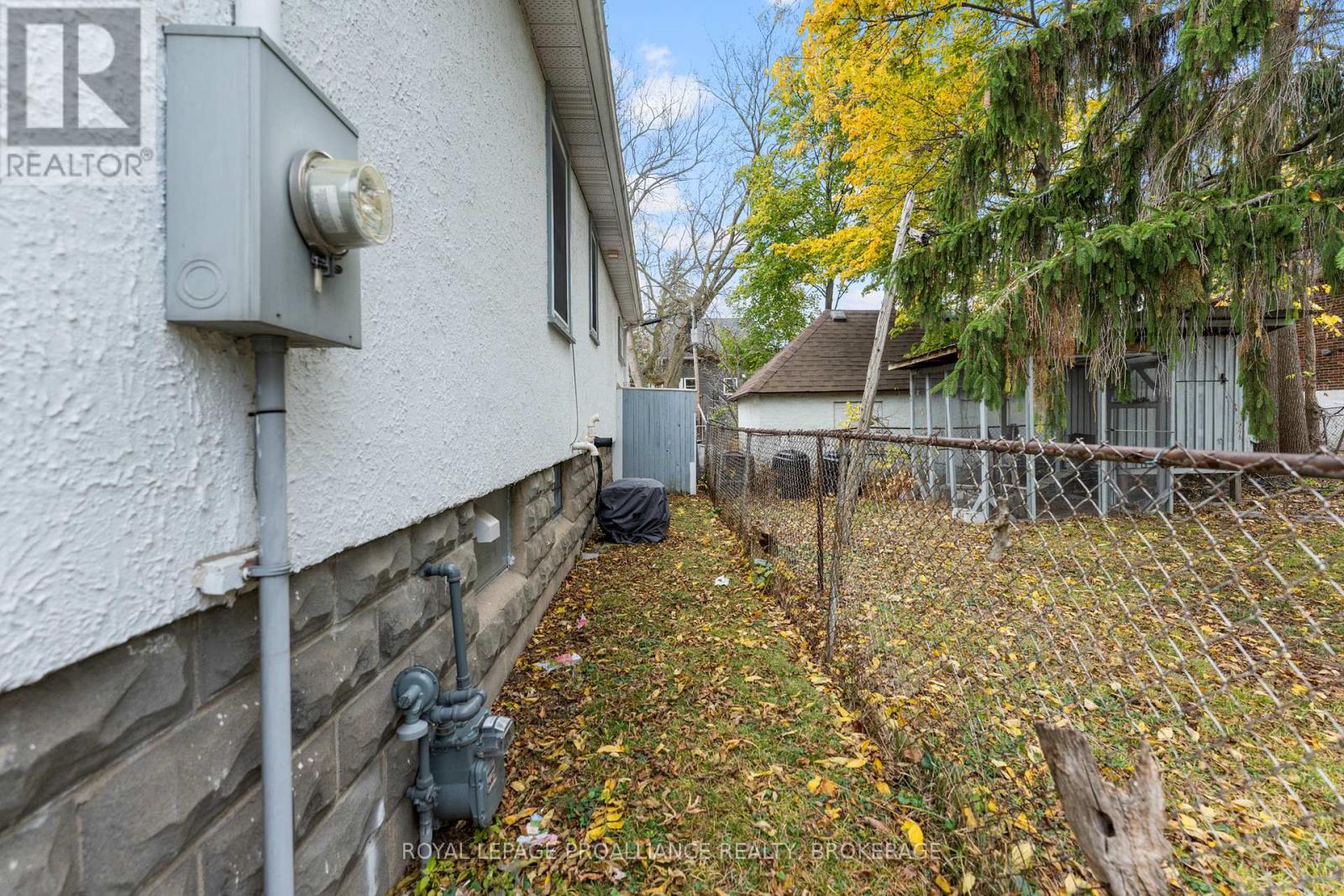 58 Stanley Street, Kingston (East Of Sir John A. Blvd), Ontario  K7K 1Y1 - Photo 5 - X12520596