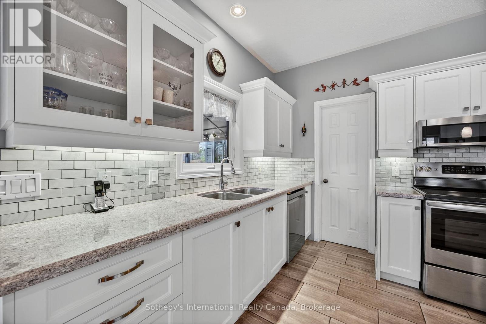 108 Ridgecrest Lane, Meaford, Ontario N0H 2P0 - Photo 8 - X12520628