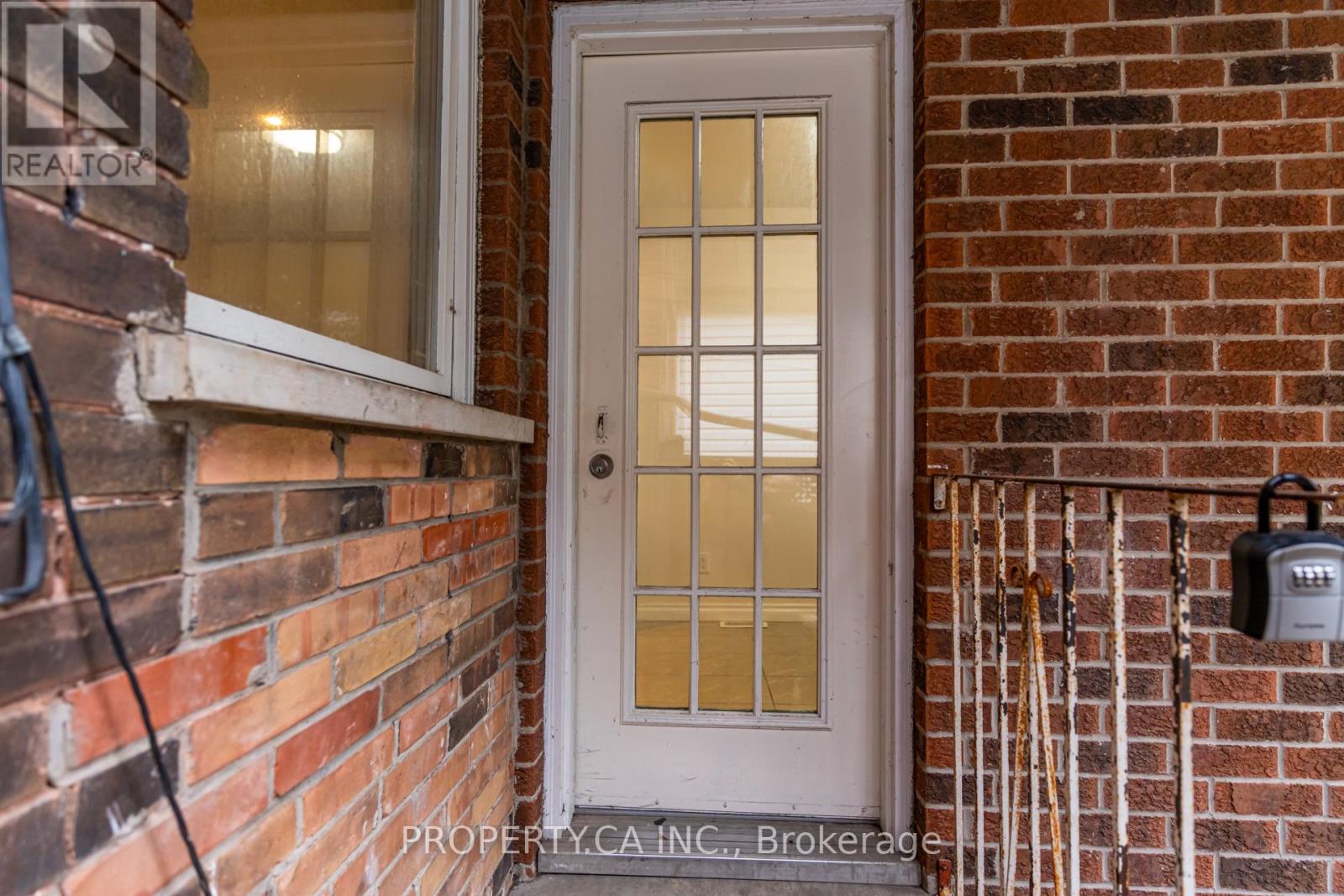 Main - 238 Saint Clarens Avenue, Toronto, Ontario  M6H 3W3 - Photo 3 - C12520606