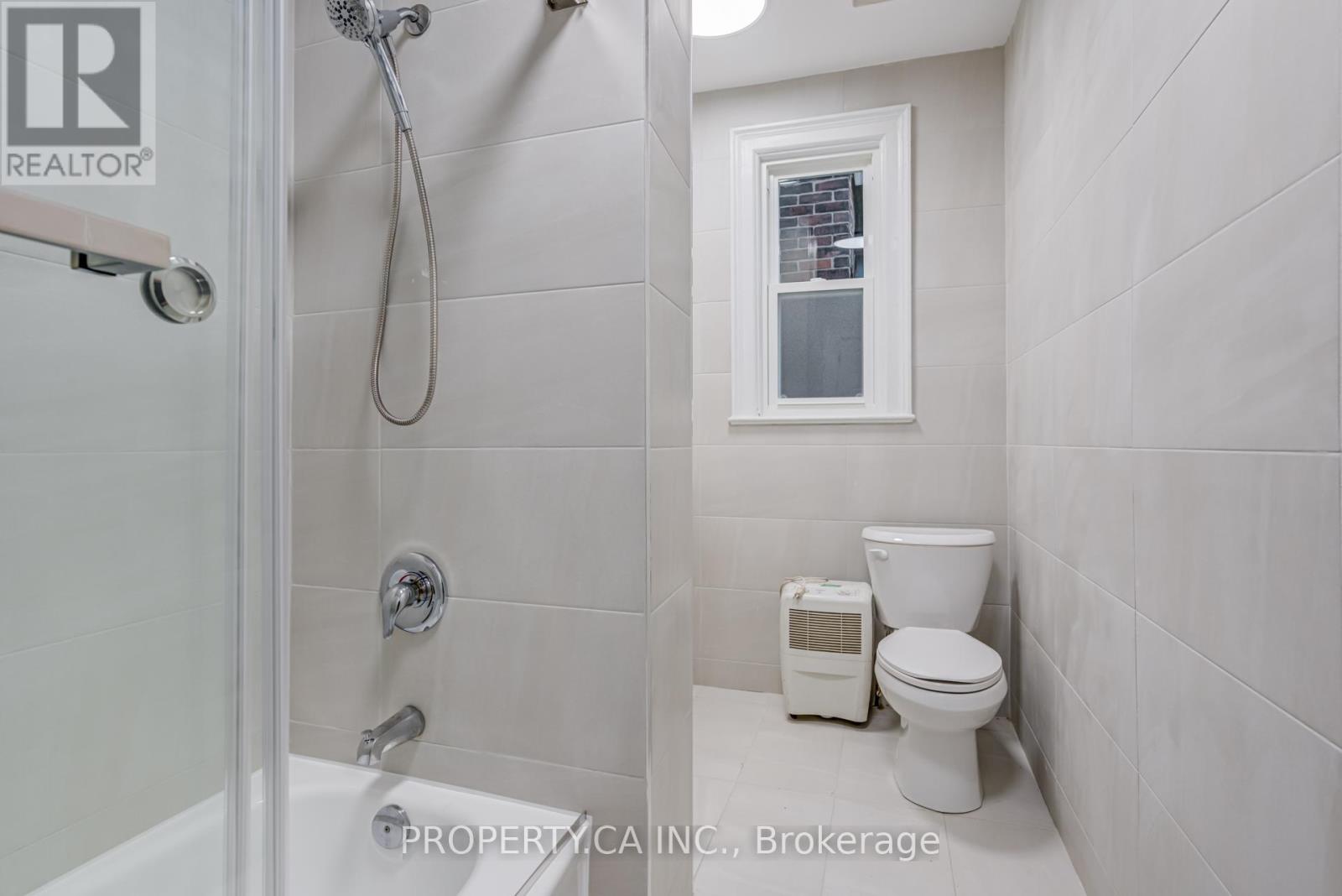 Upper - 356 Saint Clarens Avenue, Toronto, Ontario  M6H 3W3 - Photo 16 - C12520608