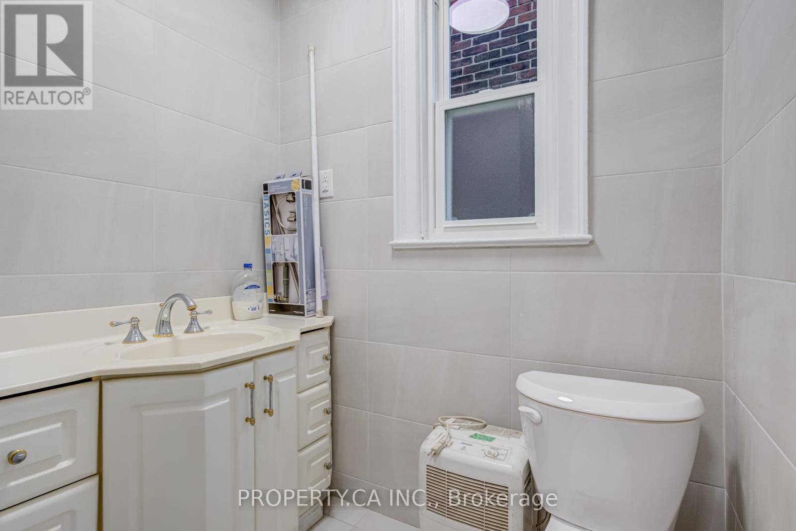 Upper - 356 Saint Clarens Avenue, Toronto, Ontario  M6H 3W3 - Photo 17 - C12520608