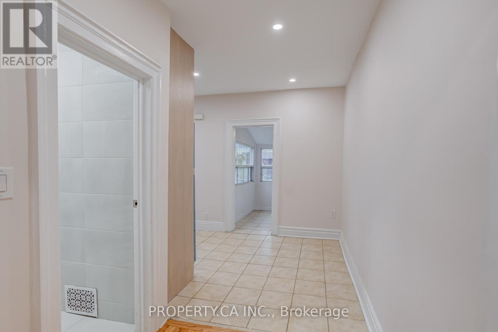 Upper - 356 Saint Clarens Avenue, Toronto, Ontario  M6H 3W3 - Photo 4 - C12520608