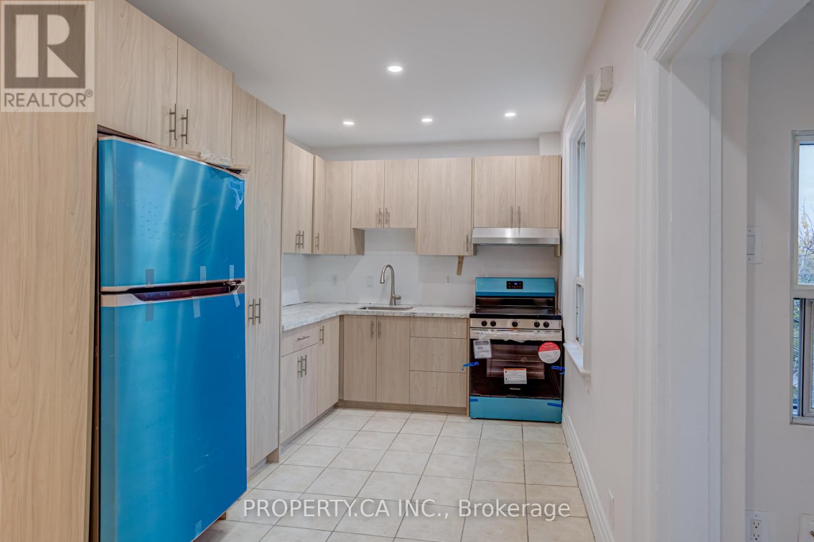 Upper - 356 Saint Clarens Avenue, Toronto, Ontario  M6H 3W3 - Photo 5 - C12520608