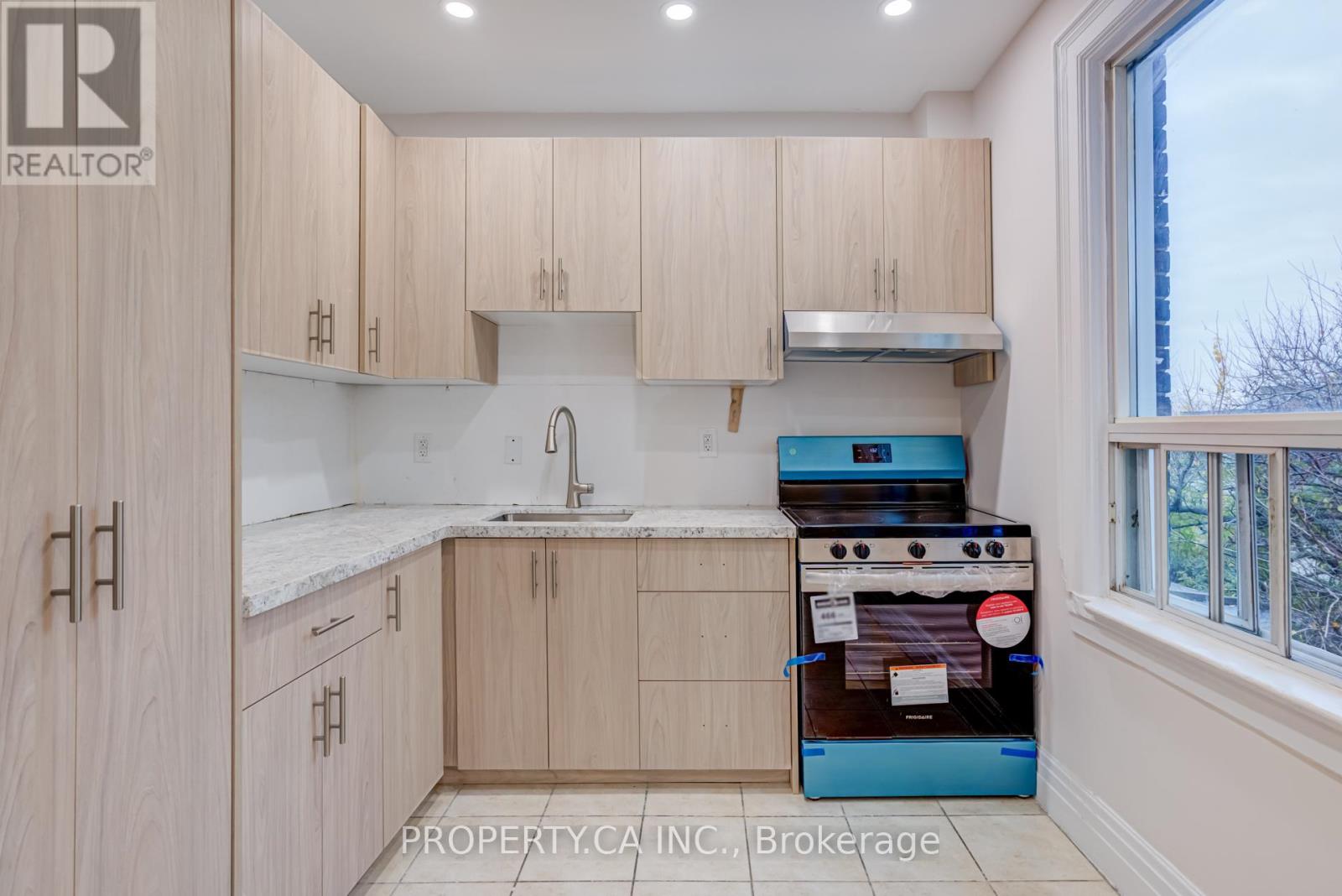 Upper - 356 Saint Clarens Avenue, Toronto, Ontario  M6H 3W3 - Photo 6 - C12520608