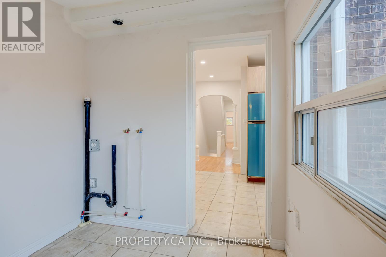 Upper - 356 Saint Clarens Avenue, Toronto, Ontario  M6H 3W3 - Photo 8 - C12520608