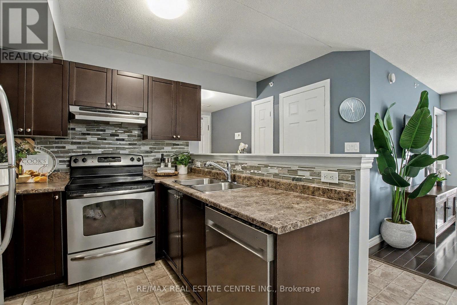 204 - 1380 Main Street E, Milton, Ontario  L9T 7S4 - Photo 6 - W12440503