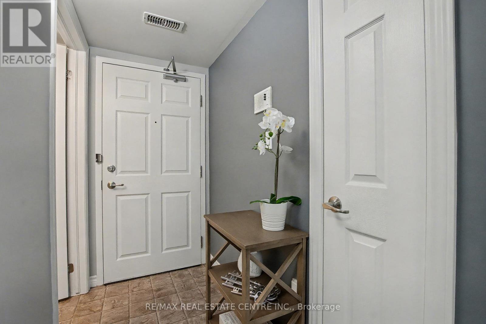 204 - 1380 Main Street E, Milton, Ontario  L9T 7S4 - Photo 16 - W12440503