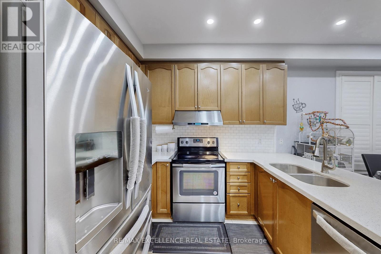 2 Ryecroft Crescent, Brampton, Ontario L6R 0M9 - Photo 13 - W12520450