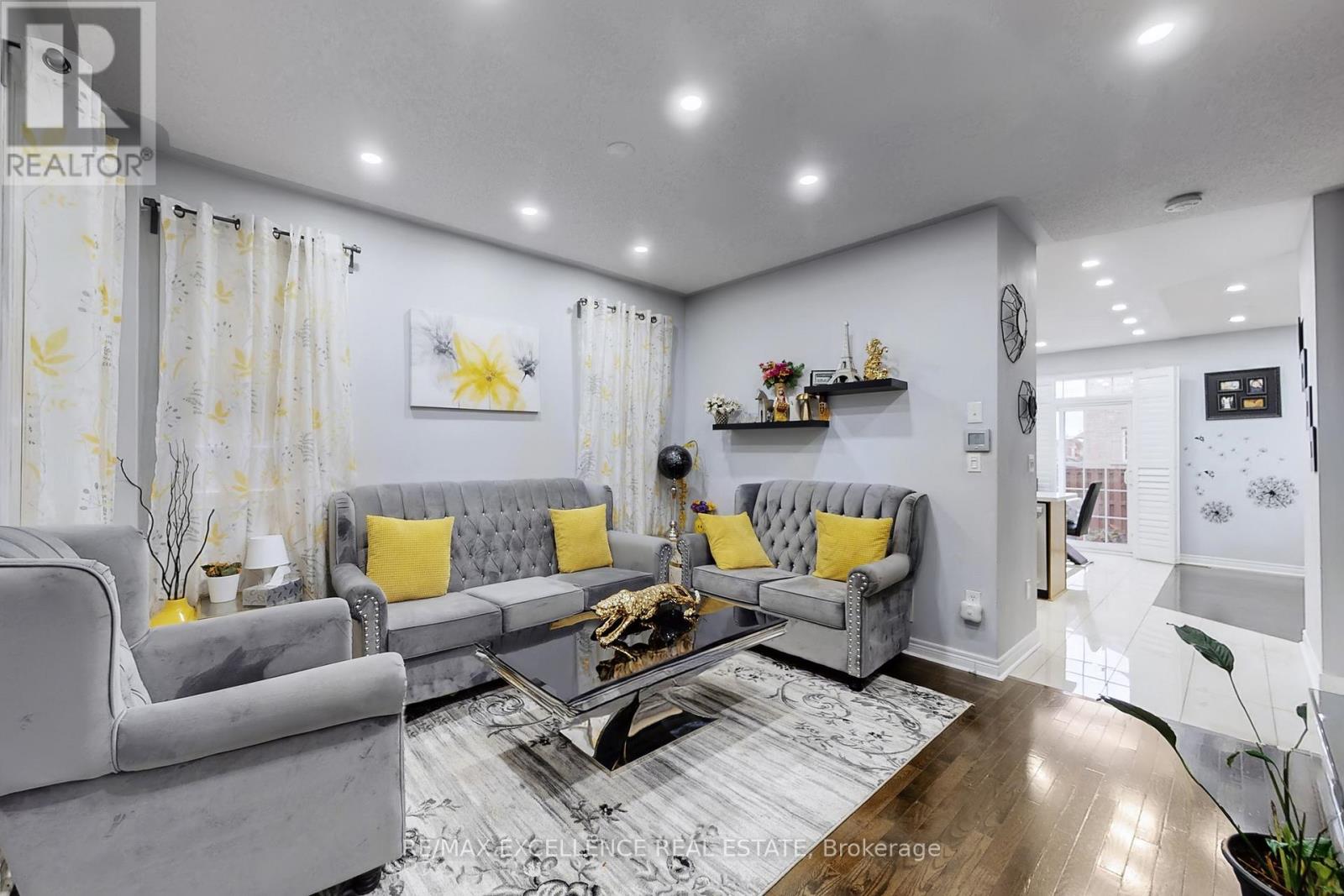 2 Ryecroft Crescent, Brampton, Ontario L6R 0M9 - Photo 3 - W12520450