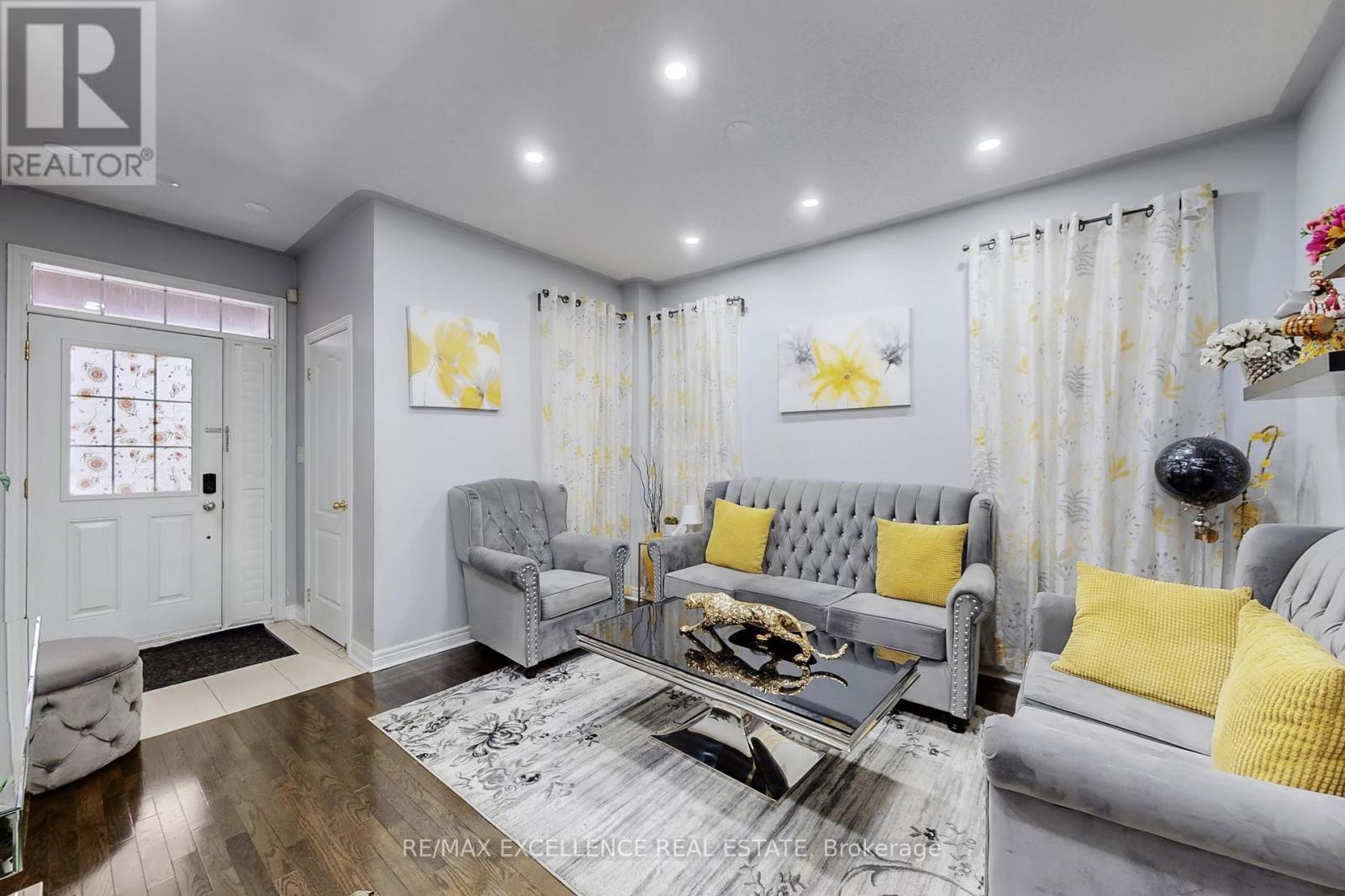 2 Ryecroft Crescent, Brampton, Ontario L6R 0M9 - Photo 4 - W12520450