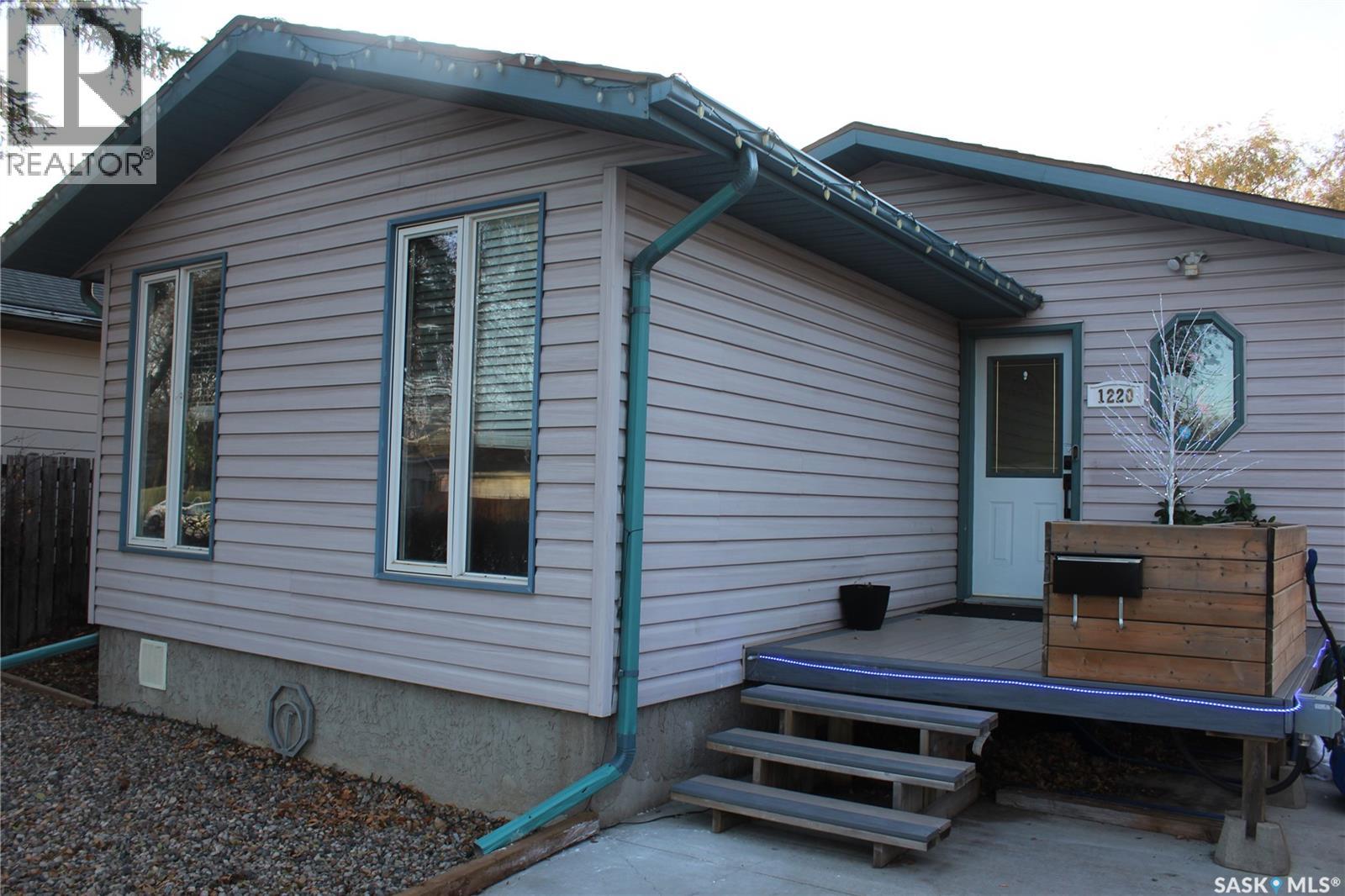 1220 Courtney Street, Regina, Saskatchewan  S4T 7R9 - Photo 2 - SK023564