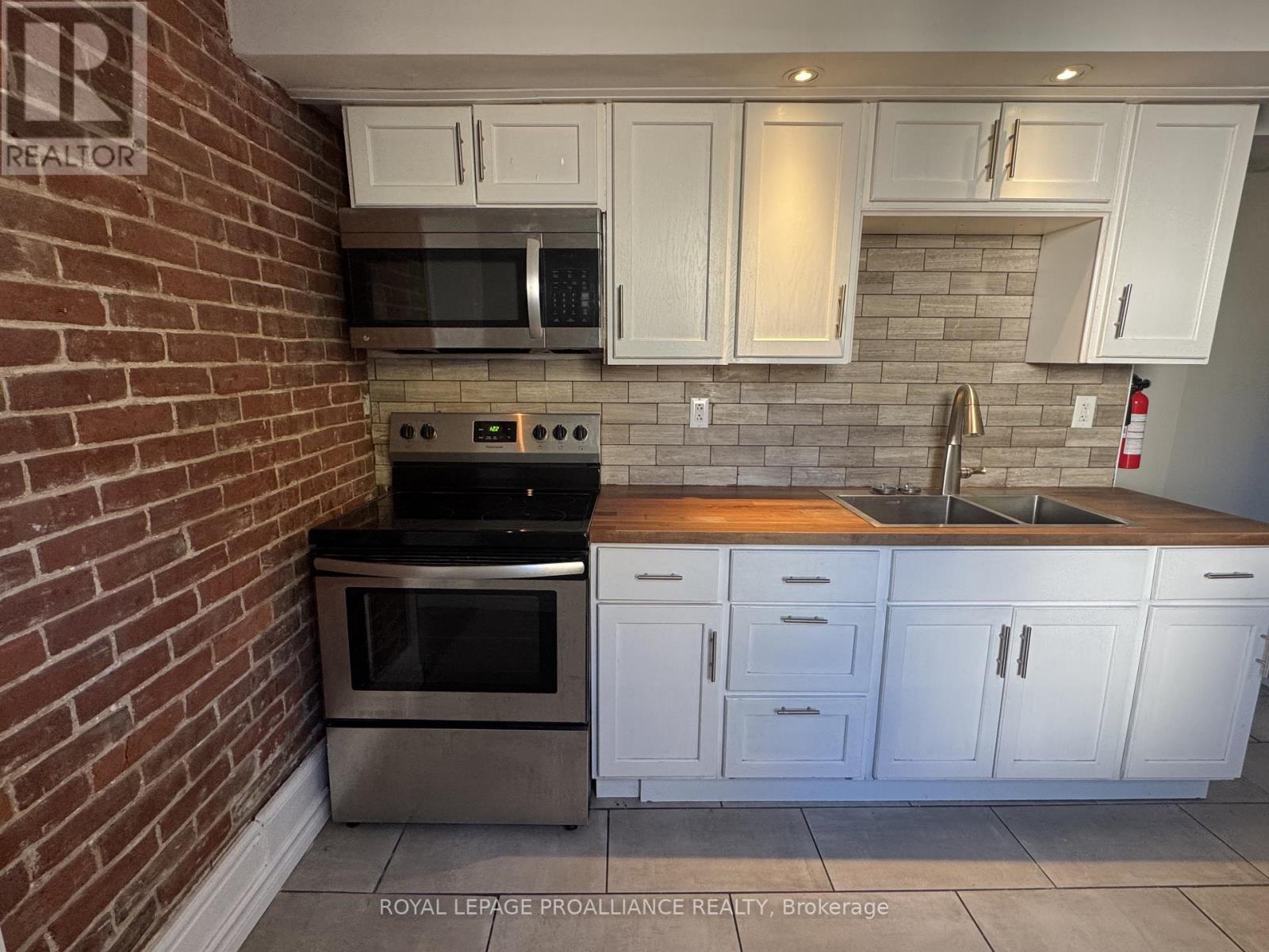 A - 28 Sinclair Street, Belleville, Ontario  K8P 3S6 - Photo 4 - X12520822