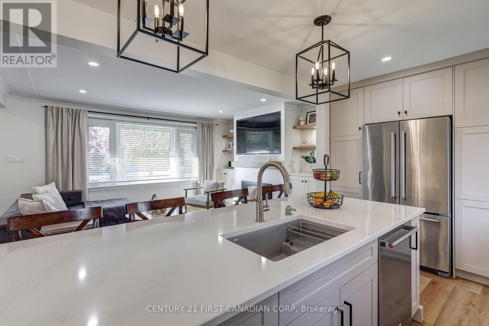 374 Glenrose Drive, London South, Ontario N6K 2A8 - Photo 16 - X12520748