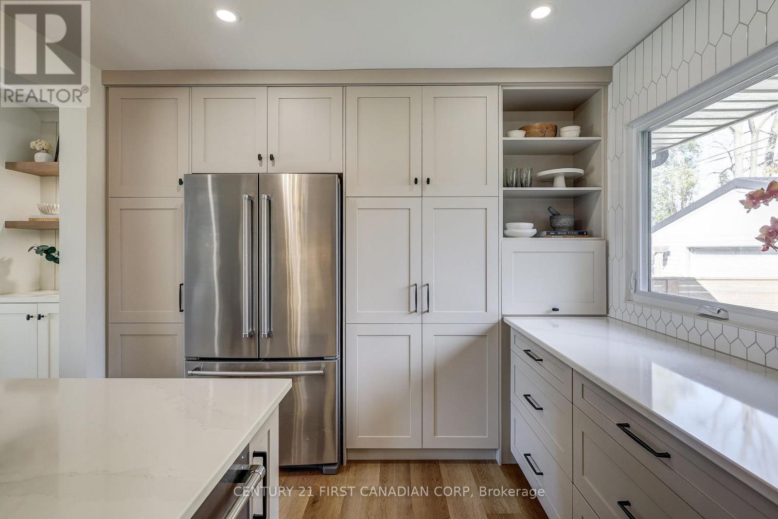 374 Glenrose Drive, London South, Ontario N6K 2A8 - Photo 17 - X12520748