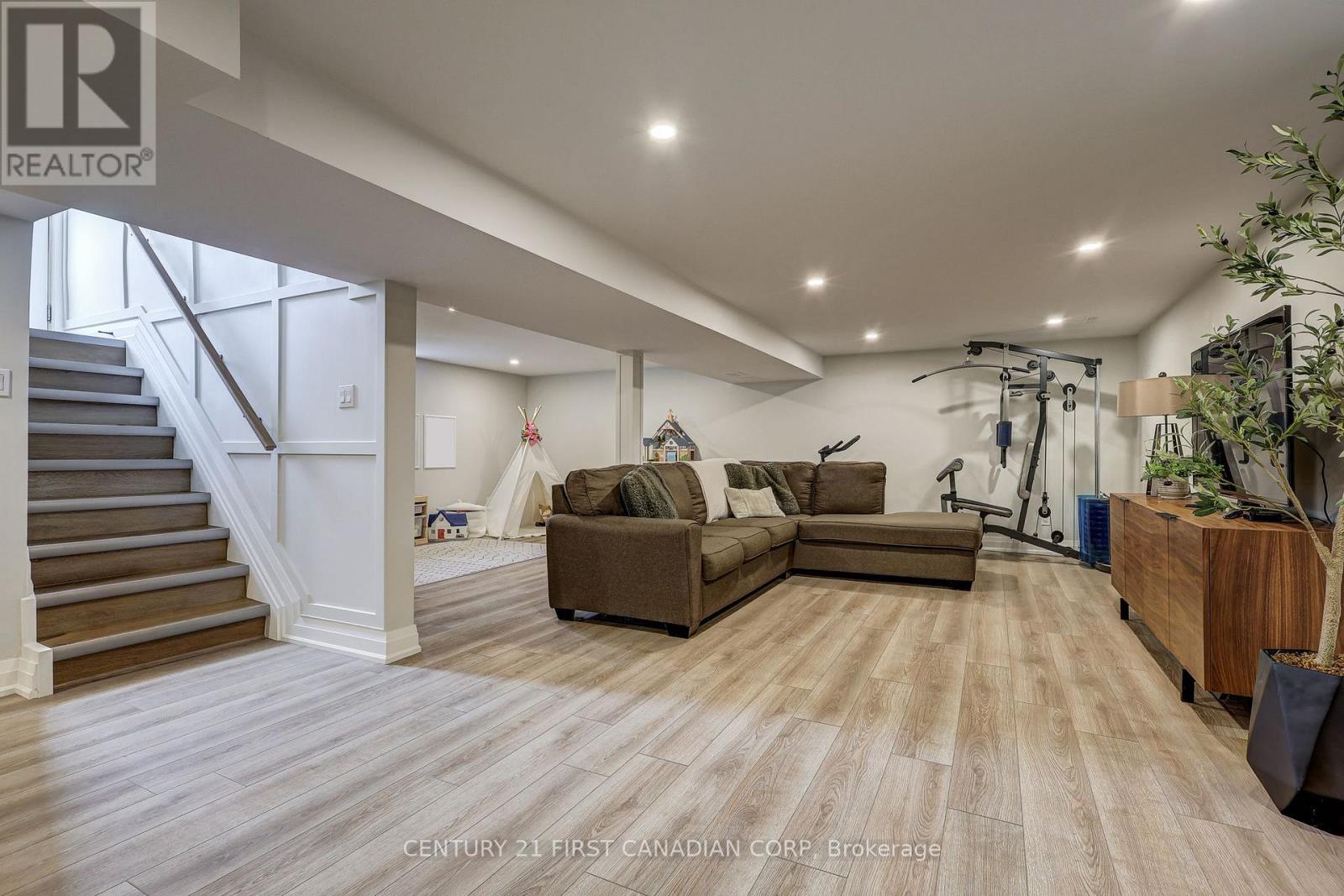 374 Glenrose Drive, London South, Ontario N6K 2A8 - Photo 33 - X12520748