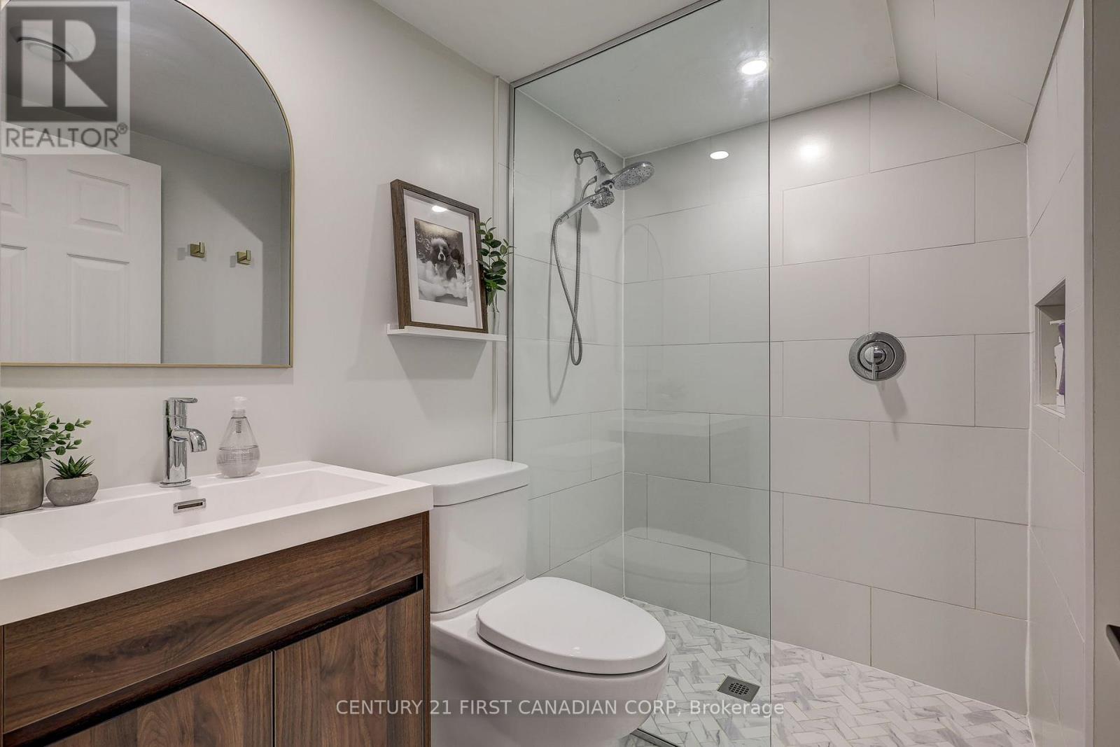 374 Glenrose Drive, London South, Ontario N6K 2A8 - Photo 41 - X12520748