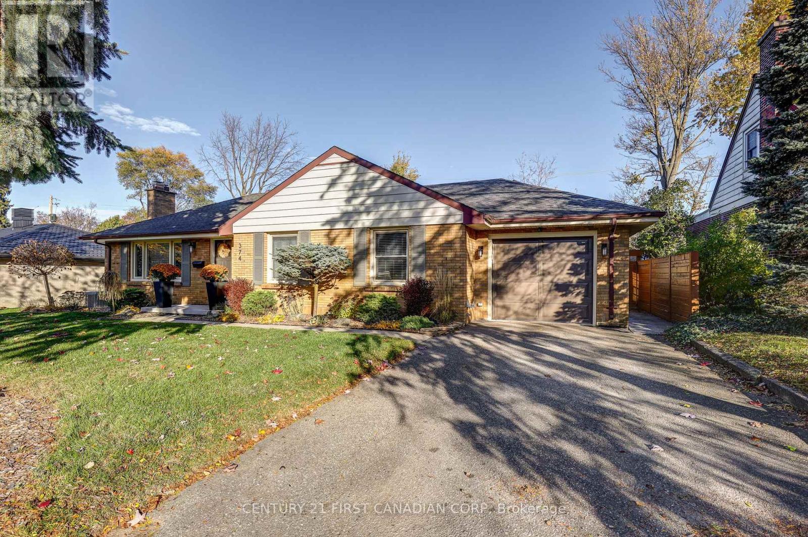 374 Glenrose Drive, London South, Ontario N6K 2A8 - Photo 5 - X12520748