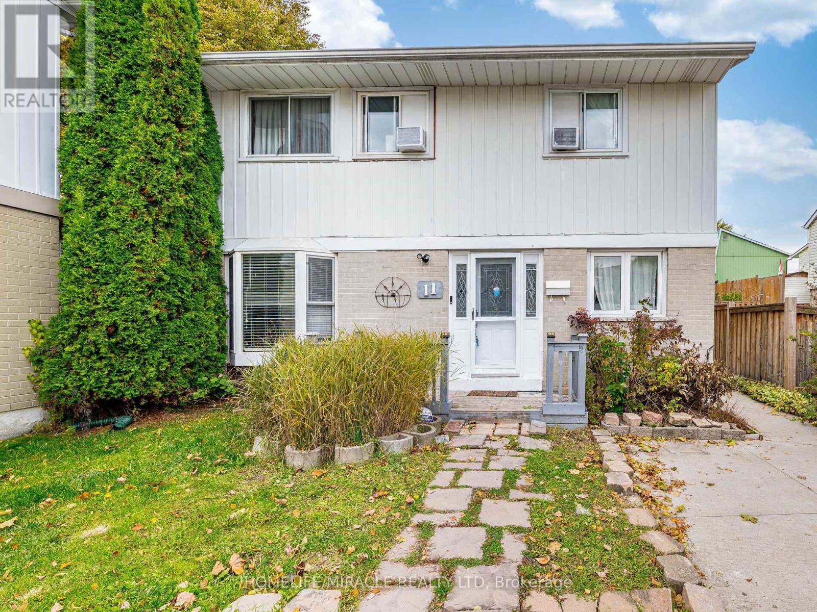 11 Hector Court, Brampton, Ontario L6S 1P1 - Photo 4 - W12517428