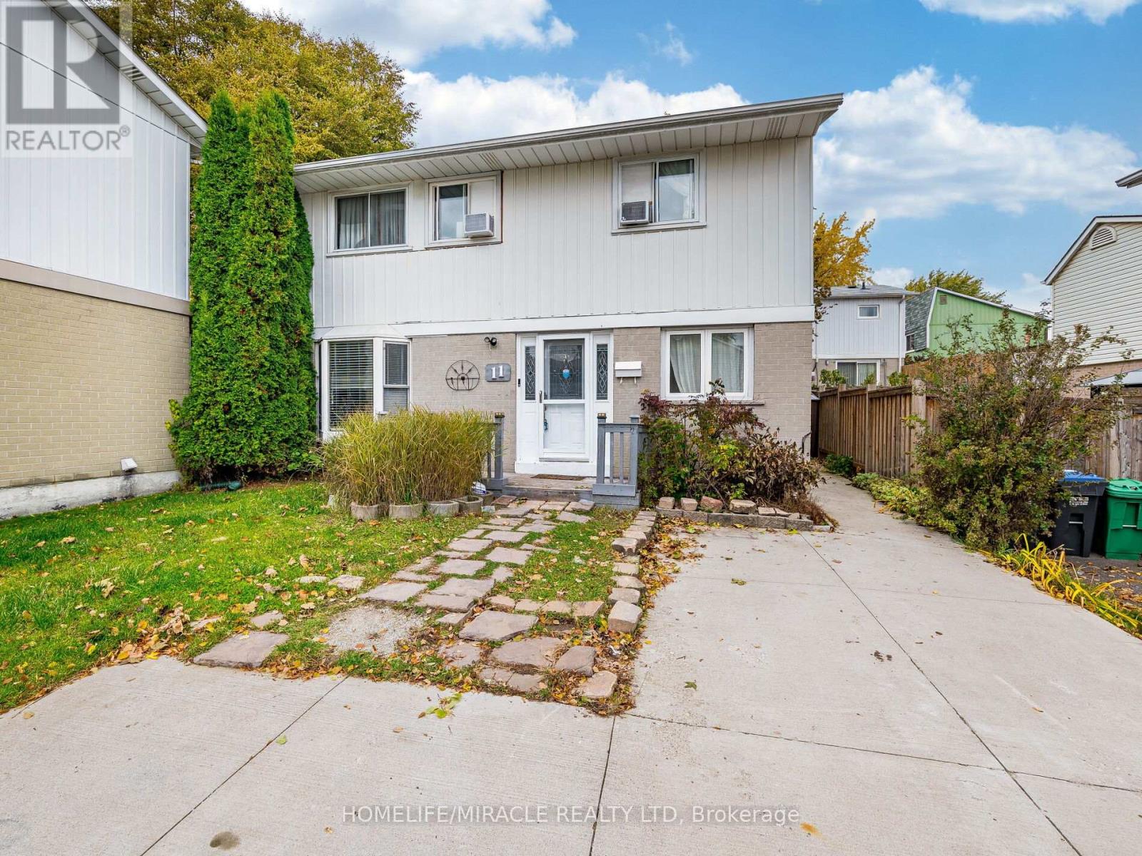 11 Hector Court, Brampton, Ontario L6S 1P1 - Photo 6 - W12517428