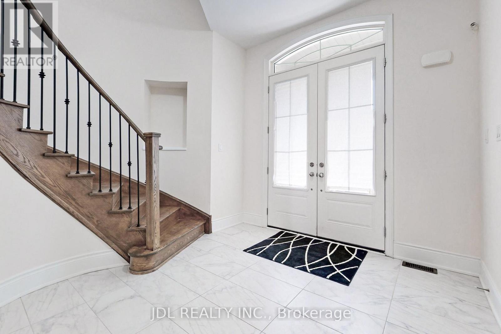 95 Giardina Crescent, Richmond Hill, Ontario  L4B 0G2 - Photo 2 - N12520724