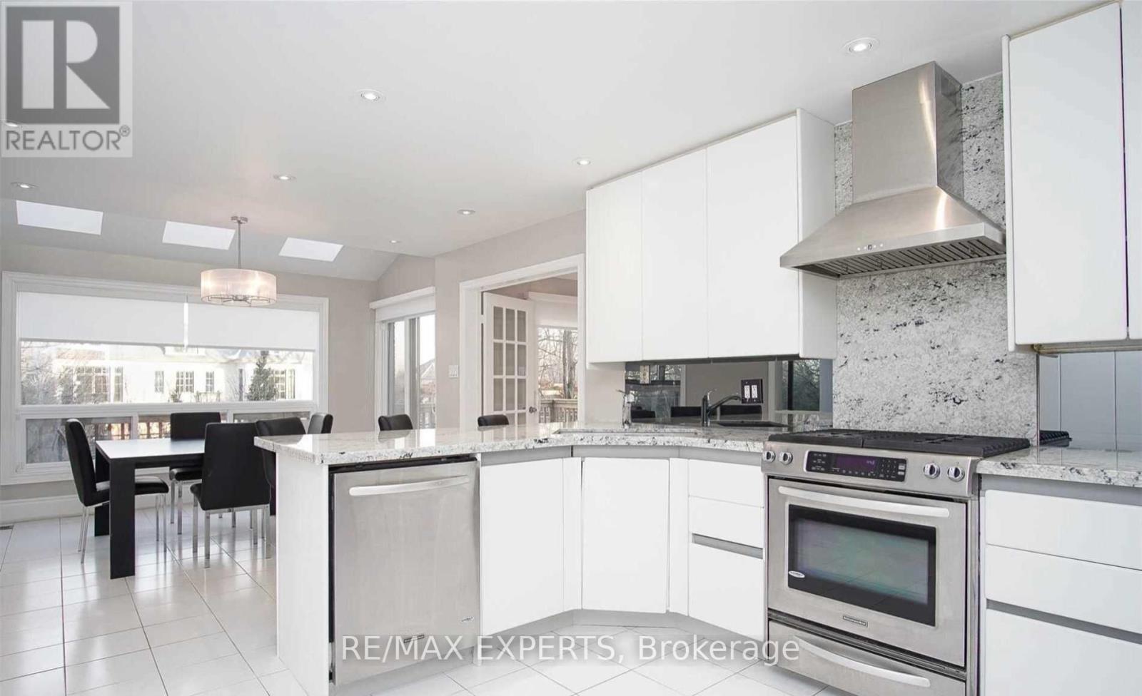 33 Rose Green Drive, Vaughan, Ontario  L4J 4R8 - Photo 4 - N12520868