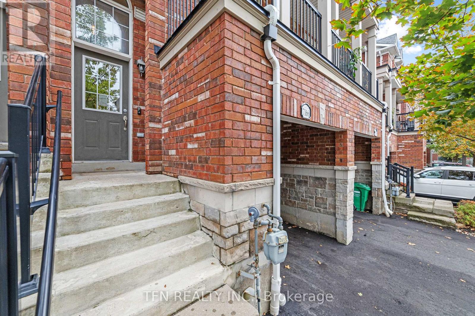 7166 Triumph Lane, Mississauga, Ontario L5N 0C5 - Photo 3 - W12520740