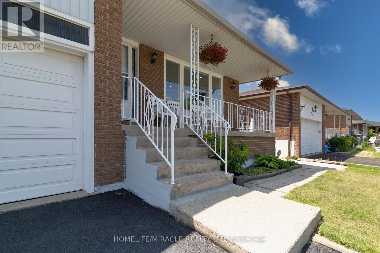 7568 Middleshire Drive, Mississauga, Ontario L4T 3S2 - Photo 3 - W12520752