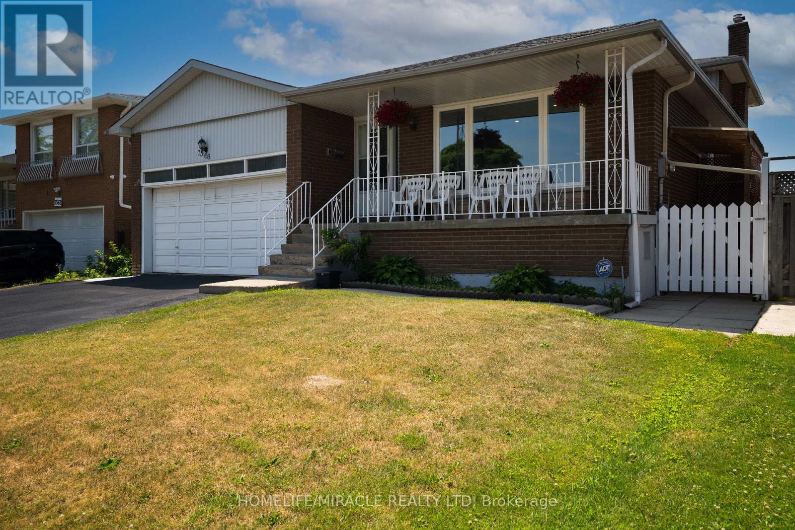 7568 Middleshire Drive, Mississauga, Ontario L4T 3S2 - Photo 4 - W12520752