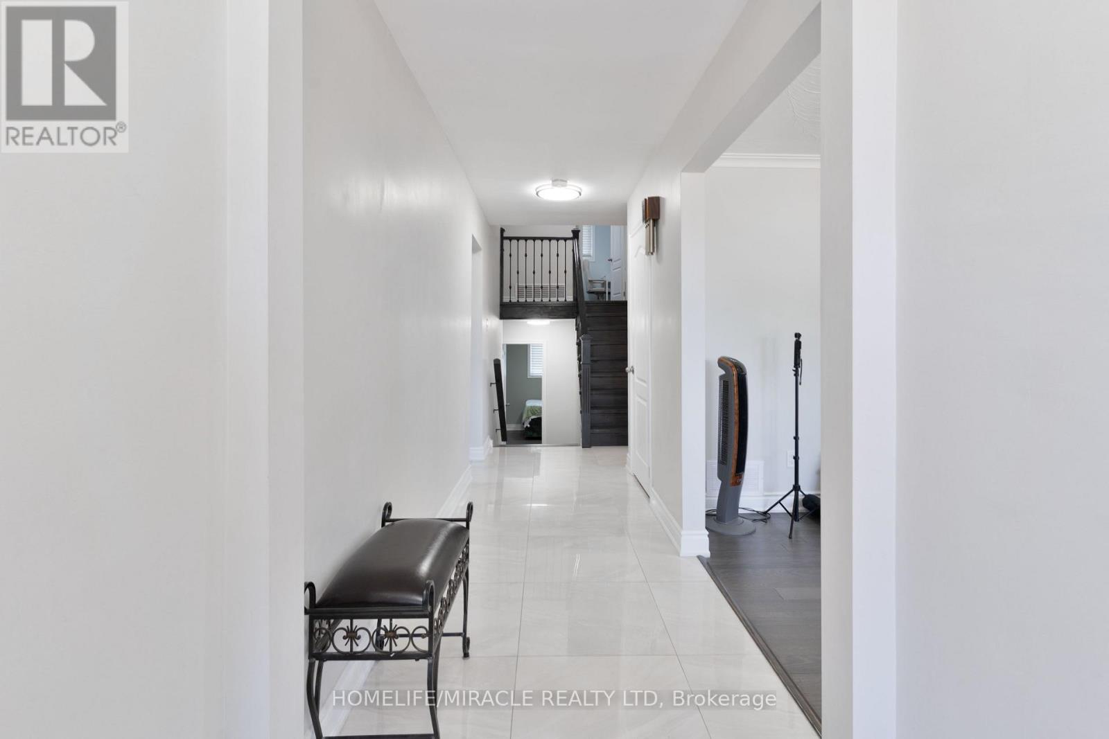 7568 Middleshire Drive, Mississauga, Ontario L4T 3S2 - Photo 5 - W12520752