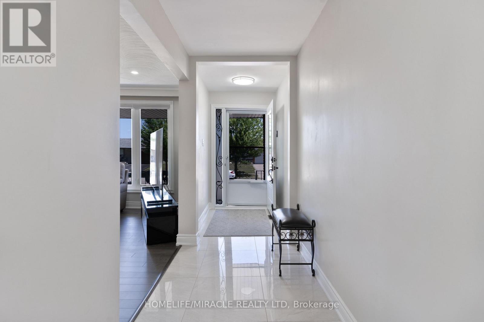 7568 Middleshire Drive, Mississauga, Ontario L4T 3S2 - Photo 6 - W12520752