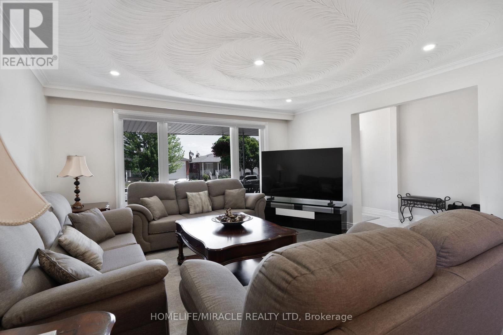 7568 Middleshire Drive, Mississauga, Ontario L4T 3S2 - Photo 9 - W12520752