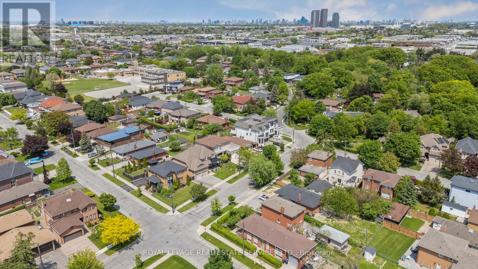 28 Cornelius Parkway, Toronto, Ontario M6L 2K3 - Photo 5 - W12520784