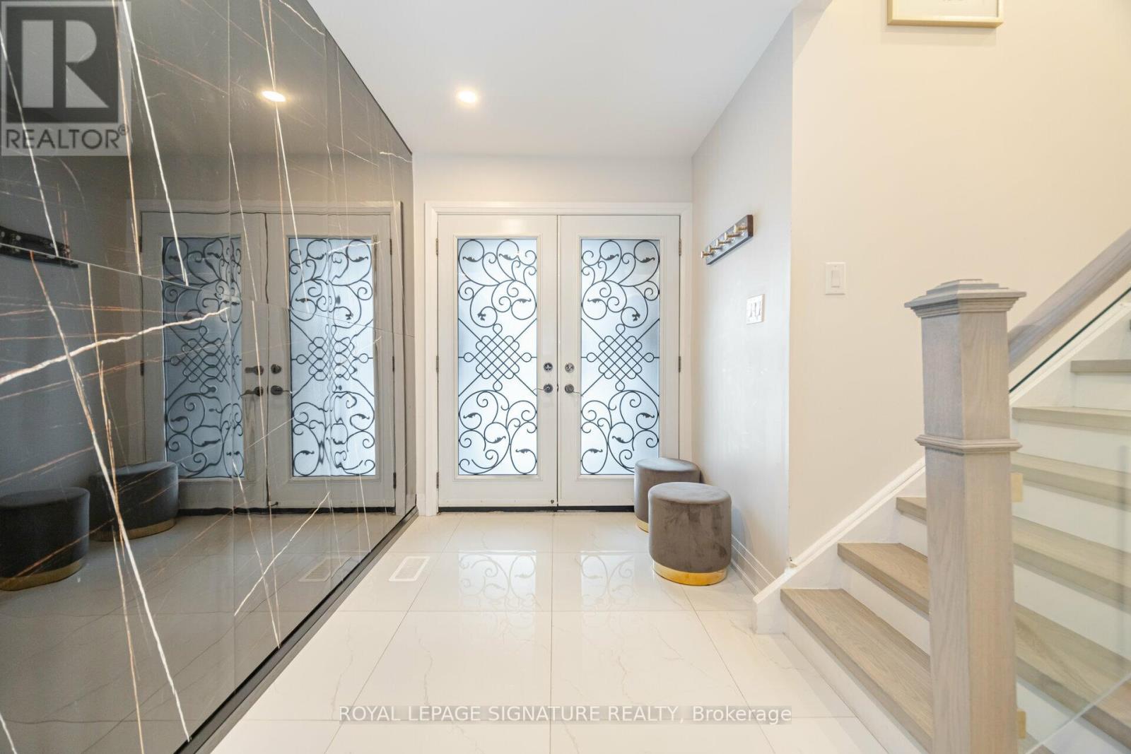 388 Antigua Road, Mississauga, Ontario  L5B 1C4 - Photo 3 - W12520844