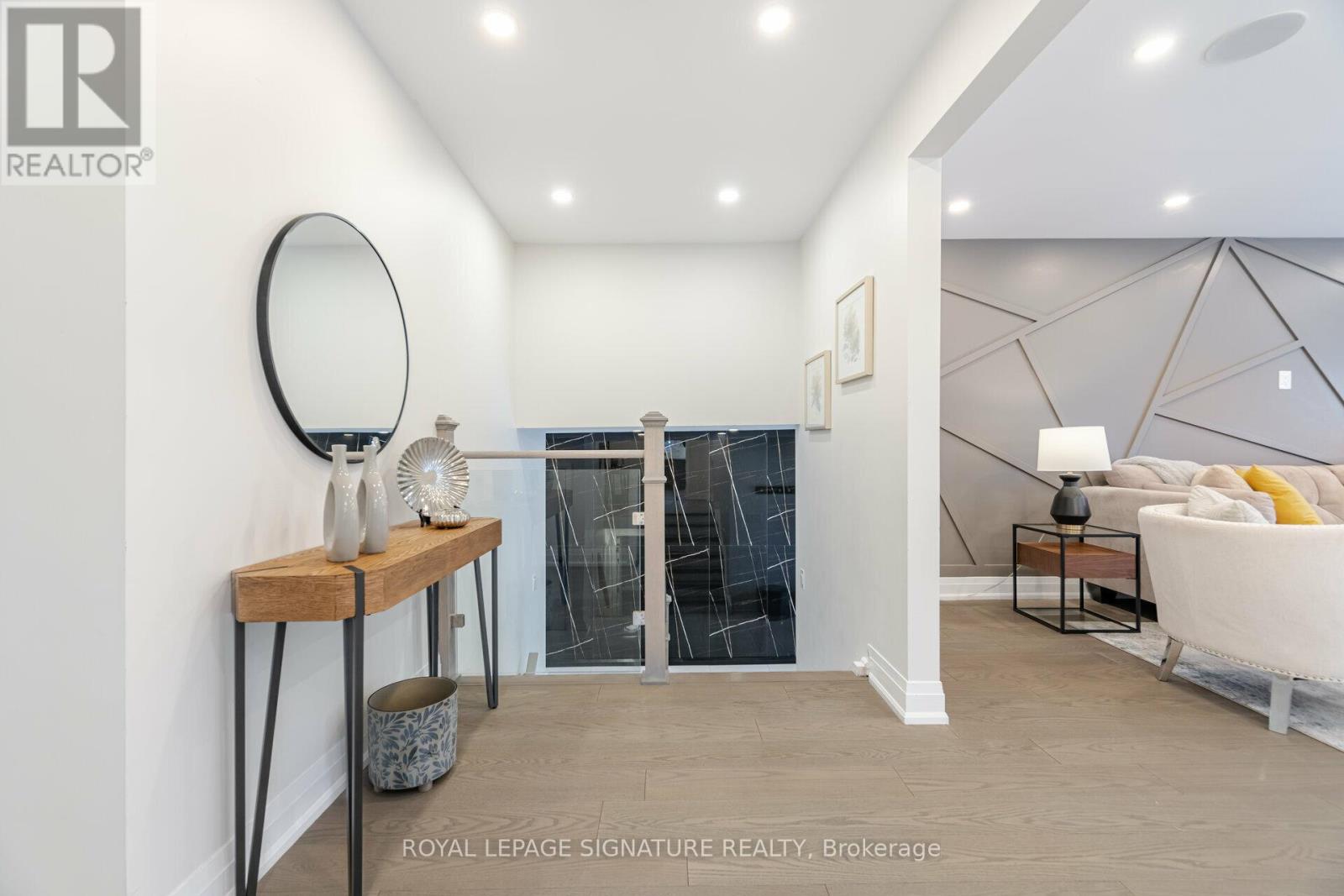 388 Antigua Road, Mississauga, Ontario  L5B 1C4 - Photo 5 - W12520844