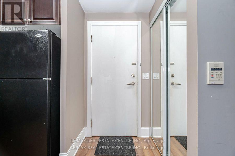 204 - 330 Burnhamthorpe Road, Mississauga, Ontario  L5B 0E1 - Photo 10 - W12520854