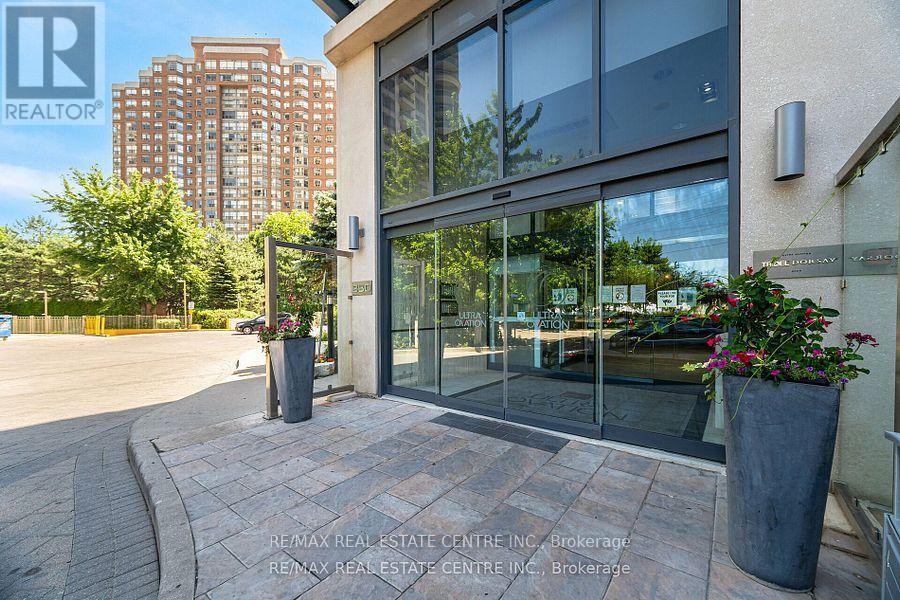 204 - 330 Burnhamthorpe Road, Mississauga, Ontario  L5B 0E1 - Photo 3 - W12520854