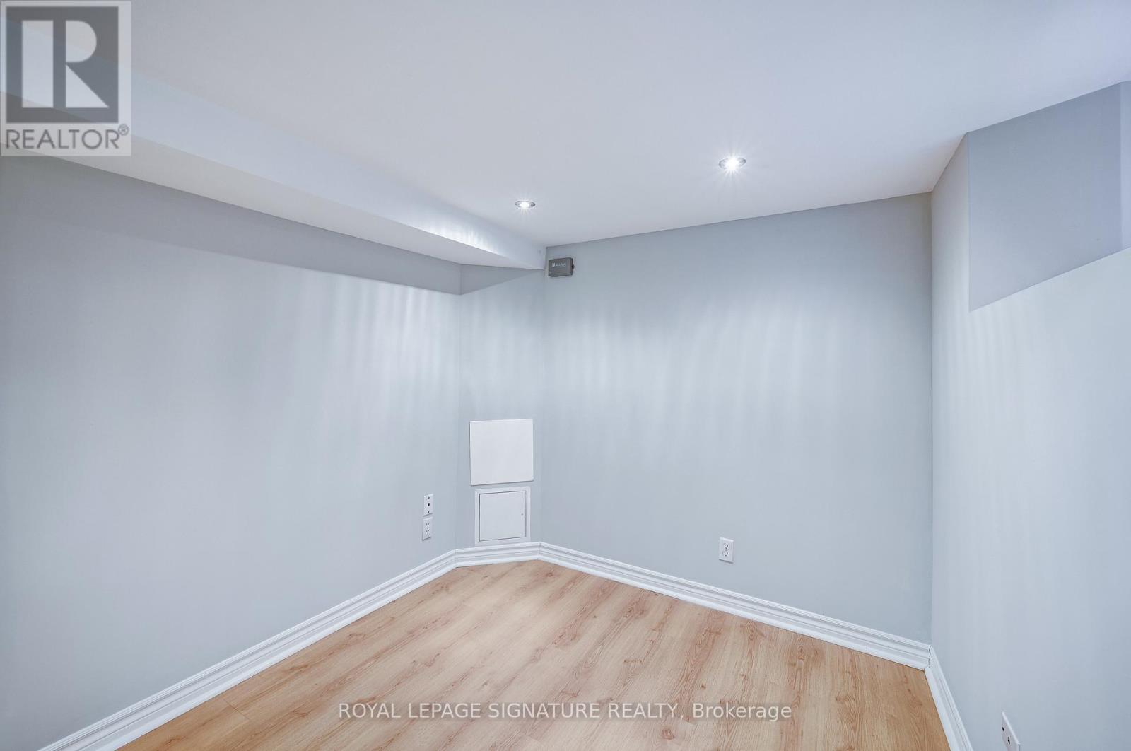 26 Hector Avenue, Toronto, Ontario  M6G 3G3 - Photo 12 - C12521006