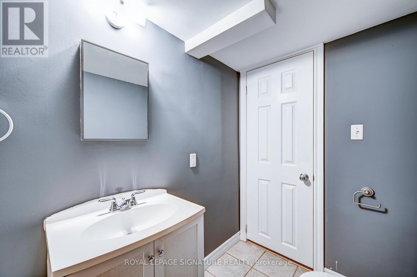 26 Hector Avenue, Toronto, Ontario  M6G 3G3 - Photo 15 - C12521006