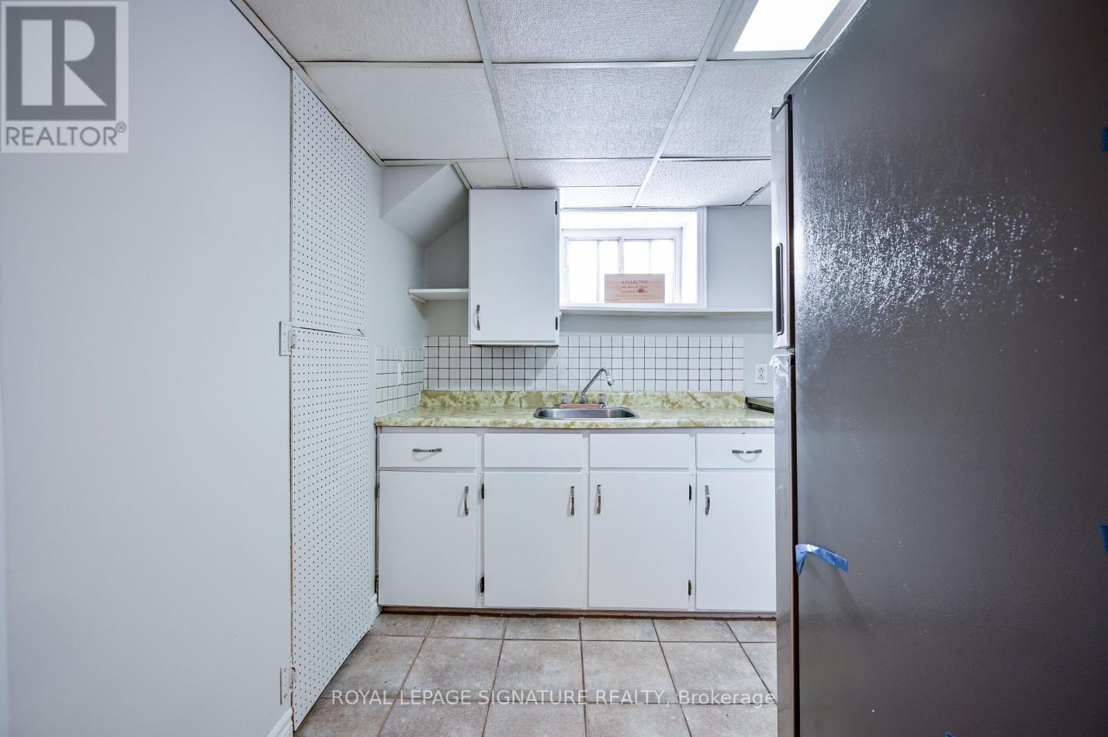 26 Hector Avenue, Toronto, Ontario  M6G 3G3 - Photo 16 - C12521006